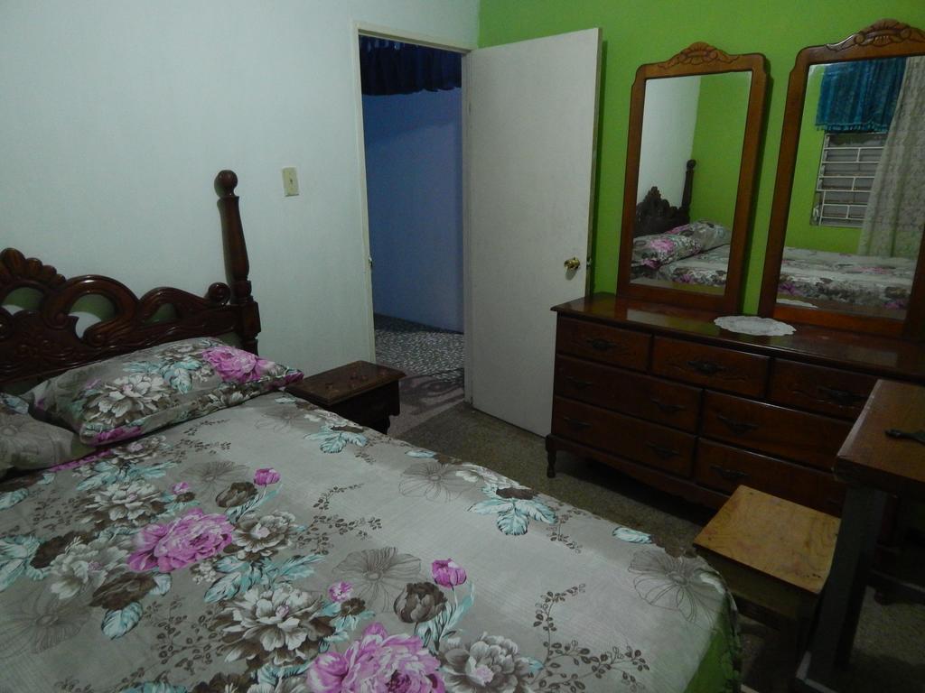 Lion'S Pride Apartment Kingston Ruang foto
